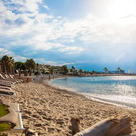 Riviera Retreat - Steps To & Shops, Balcony & Ac *