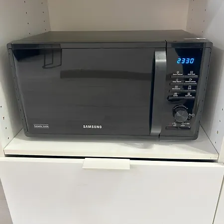 Apartament Riviera Retreat - Steps To & Shops, Balcony & Ac