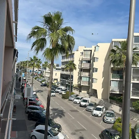 Riviera Retreat - Steps To & Shops, Balcony & Ac