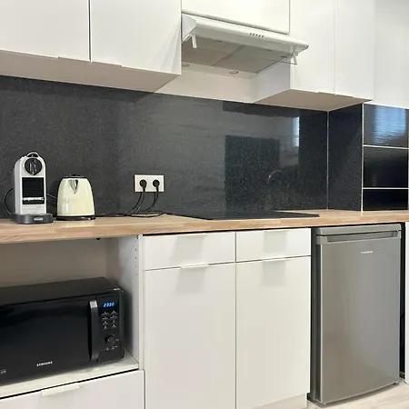 Riviera Retreat - Steps To & Shops, Balcony & Ac Apartament