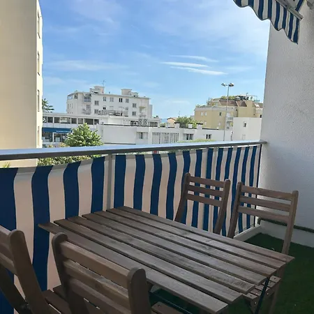 Riviera Retreat - Steps To & Shops, Balcony & Ac Apartament *