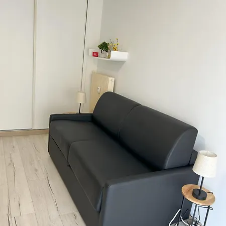 Apartament Riviera Retreat - Steps To & Shops, Balcony & Ac