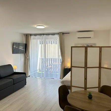 Apartament Riviera Retreat - Steps To & Shops, Balcony & Ac *