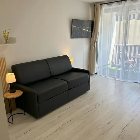 Riviera Retreat - Steps To & Shops, Balcony & Ac Apartament