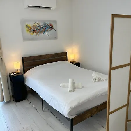 Apartament Riviera Retreat - Steps To & Shops, Balcony & Ac