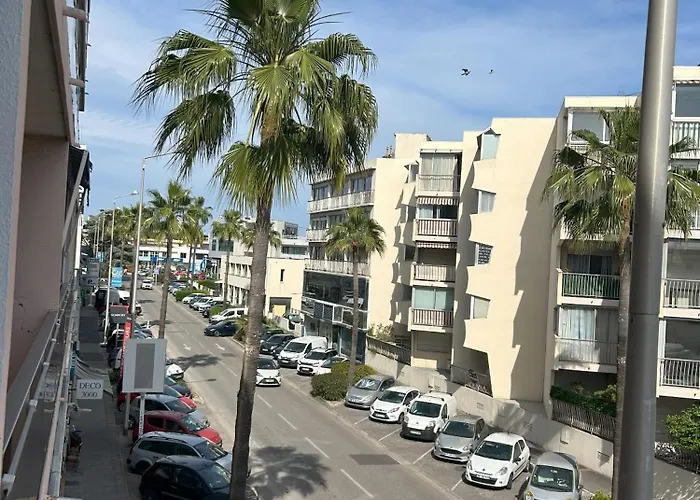 Riviera Retreat - Steps To & Shops, Balcony & Ac