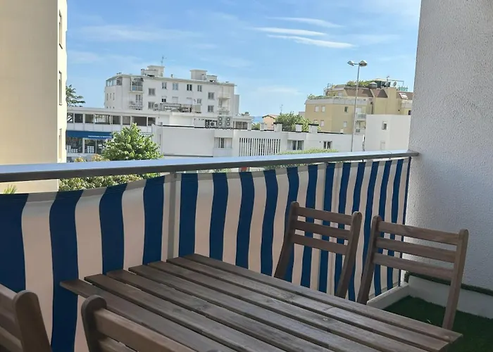 Riviera Retreat - Steps To & Shops, Balcony & Ac Lejlighed *
