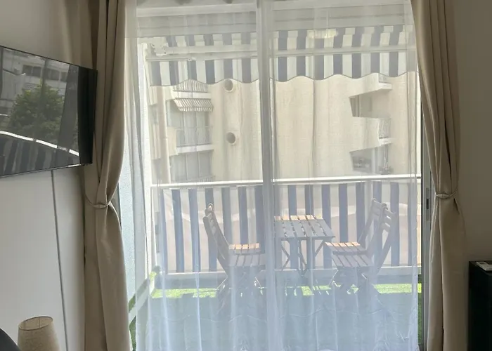 Riviera Retreat - Steps To & Shops, Balcony & Ac Saint-Laurent-du-Var