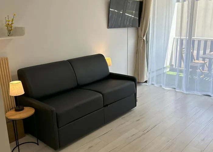 Riviera Retreat - Steps To & Shops, Balcony & Ac Lejlighed