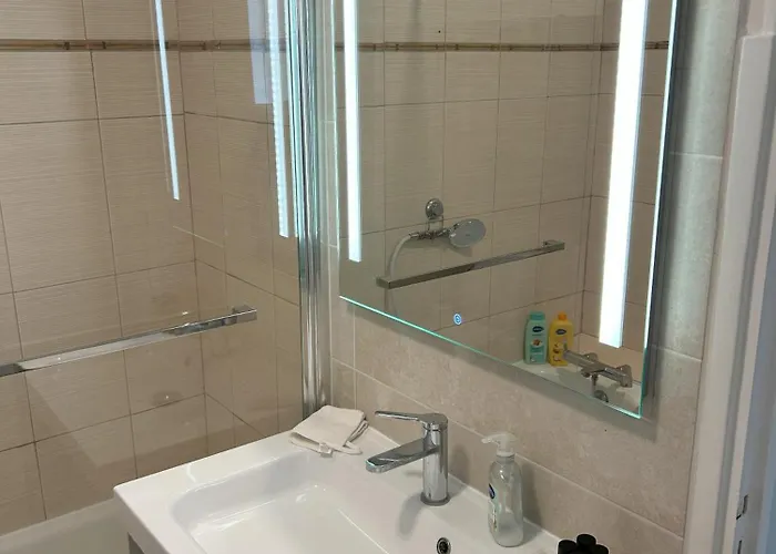 Riviera Retreat - Steps To & Shops, Balcony & Ac Lejlighed Saint-Laurent-du-Var